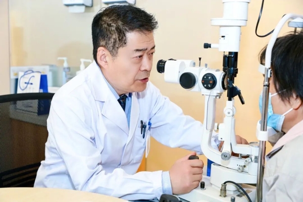 医德医风｜伟德国际眼科马勇：用医术雕琢光明，以仁心传递温暖
